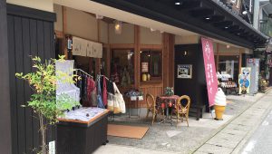 伊賀屋店頭